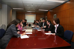 Conjunto de abogados reunidos