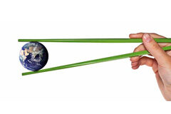 TRUSTS (II) Bola del mundo cogida con unos palillos verdes