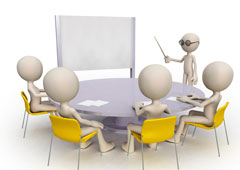 Varios muñecos alrededor de una mesa recibiendo formación
