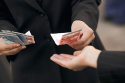 Persona dándole dinero a otra