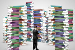 La gestión del conocimiento en los despachos de abogados (II): el conocimiento necesario en los despachos de abogados Un hombre rodeado de libros