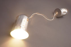vasos de metal con una luz dentro