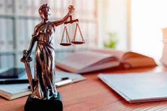 Confianza y crecimiento del despacho de abogados Imagen de la Justicia y unos libros