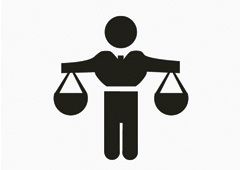 Silueta de persona simulando una balanza de justicia