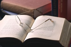 Iconos flotando sobre las manos de un hombre