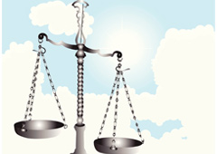 Balanza de justicia con el cielo de fondo
