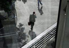 Una persona con maletín caminando por la calle