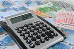 Devolución del IVA soportado en distintas jurisdicciones Una calculadora sobre billetes de euro