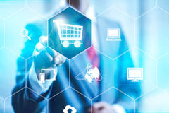 El futuro del IVA y el comercio electrónico Una persona e iconos de comercio electrónico