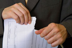Excepción de incumplimiento contractual Una persona rompiendo un contrato