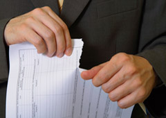 Una persona rompiendo un contrato