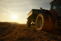 Un tractor removiendo la tierra.