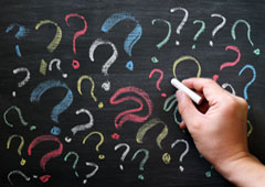 Signos de interrogación en la pizarra