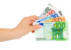 El torso de un hombre dando billetes de euros