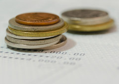 Monedas sobre recibo