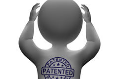 ¿Y por qué una nueva ley de patentes? Muñeco de espaldas con el sello de patent