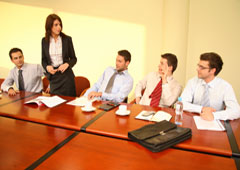 Un grupo de personas en torno a una mesa.
