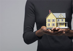 Una casa sostenida por una mano