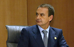 No utilizarás el sillón de ZP … ni contra el hambre Zapatero sentado en el Palacio de las Cortes.