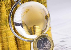 Montones de monedas y bola del mundo