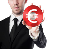 Abogado sosteniendo un cd con el símbolo del euro