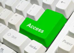 Un teclado de ordenador con la tecla de ACCESO en verde