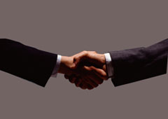 Dos personas dándose la mano