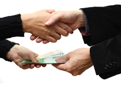 Apretón de manos con dinero