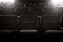 Asientos vacíos de una sala de teatro