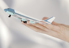 Maqueta de un avión sobre una mano