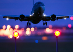 Un avión volando