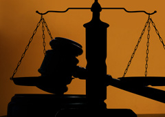 Balanza de justicia y un mazo