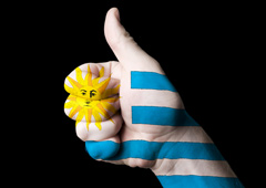 Mano con la bandera de uruguay pintada