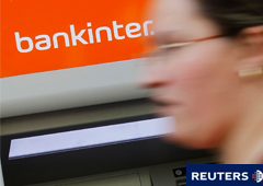 Una mujer pasa delante de un cajero de Bankinter