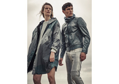 Dos modelos con prendas de Belstaff