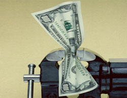 Apretando con una llave un billete