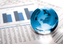 Bola del mundo sobre papeles con gráficos