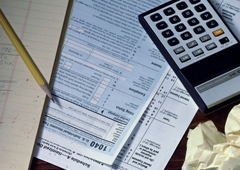 Una calculadora y papeles