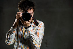 Un fotógrafo enfocando con una cámara.