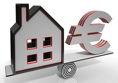 Una balanza con una casita y el logo del euro