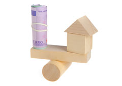 Billetes y casita de madera