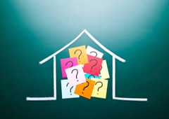 Silueta de una casita con post-it de colores