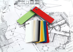 Una casita hecha de plásticos de colores