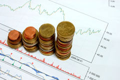 Productos Financieros III: introducción a los depósitos autocancelables Cuatro montones de monedas de euro sobre un gráfico.