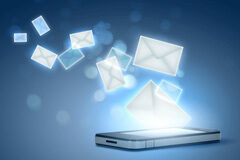 ¿Es válido el Email como prueba en juicio? Sobres de correo entrando en un movil