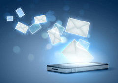 Sobres de correo entrando en un movil