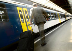 Un hombre corriendo en una estación de metro con su equipaje.