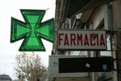 Apertura de Farmacias en España y la normativa comunitaria Una farmacia en el centro de una ciudad.