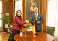 Pilar González de Frutos, presidenta de la Unión Española de Aseguradoras y Reaseguradoras (UNESPA) y Arsenio Fernández de Mesa, director general de la Guardia Civil