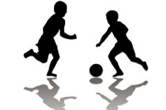 El fútbol y los menores: Regulación Silueta de dos niños jugando a fútbol